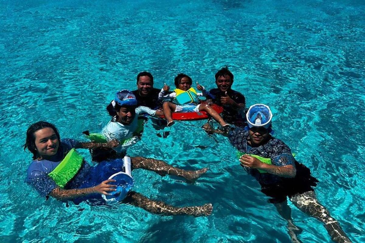 un grupo de personas sentadas en el agua