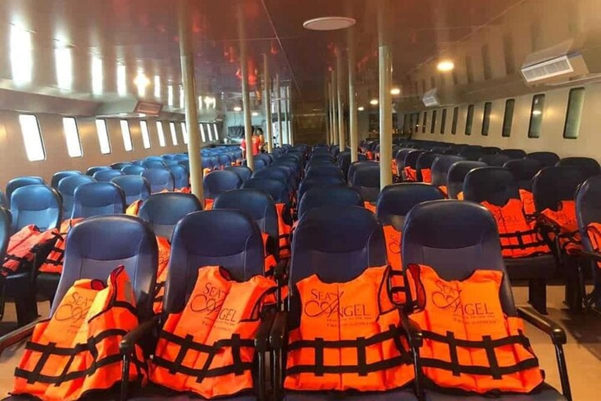 prazen vlak z oranžnimi rešilnimi jopiči