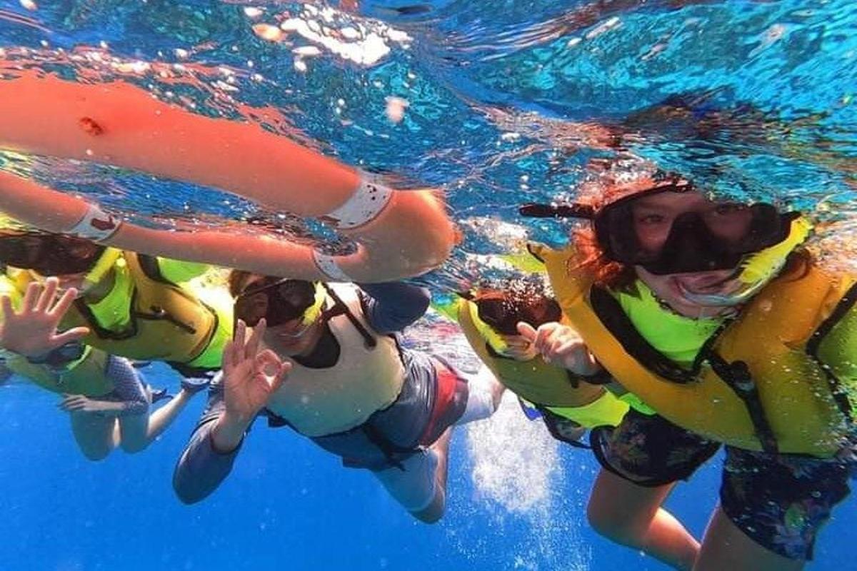 un gruppo di persone che nuotano nell'acqua