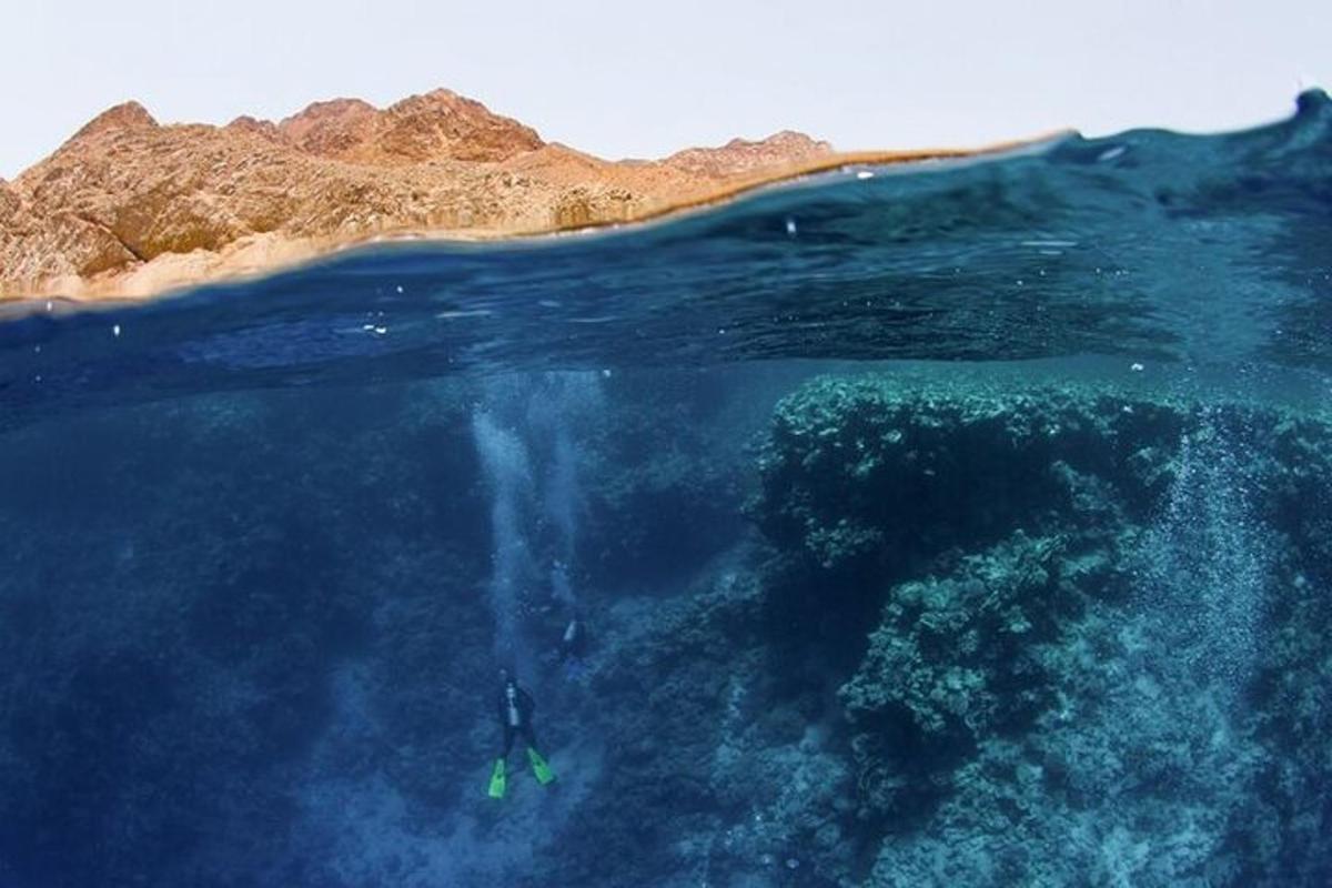o persoană într-un caiac în mijlocul oceanului