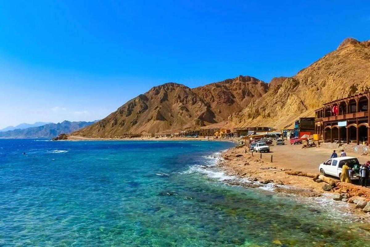 une vue d'une plage avec des montagnes en arrière-plan