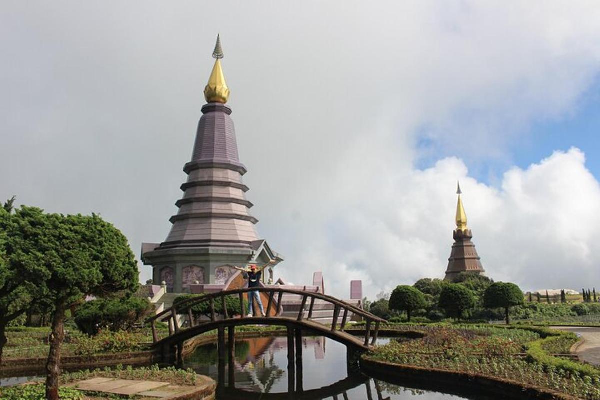 Un puente sobre un estanque frente a una pagoda