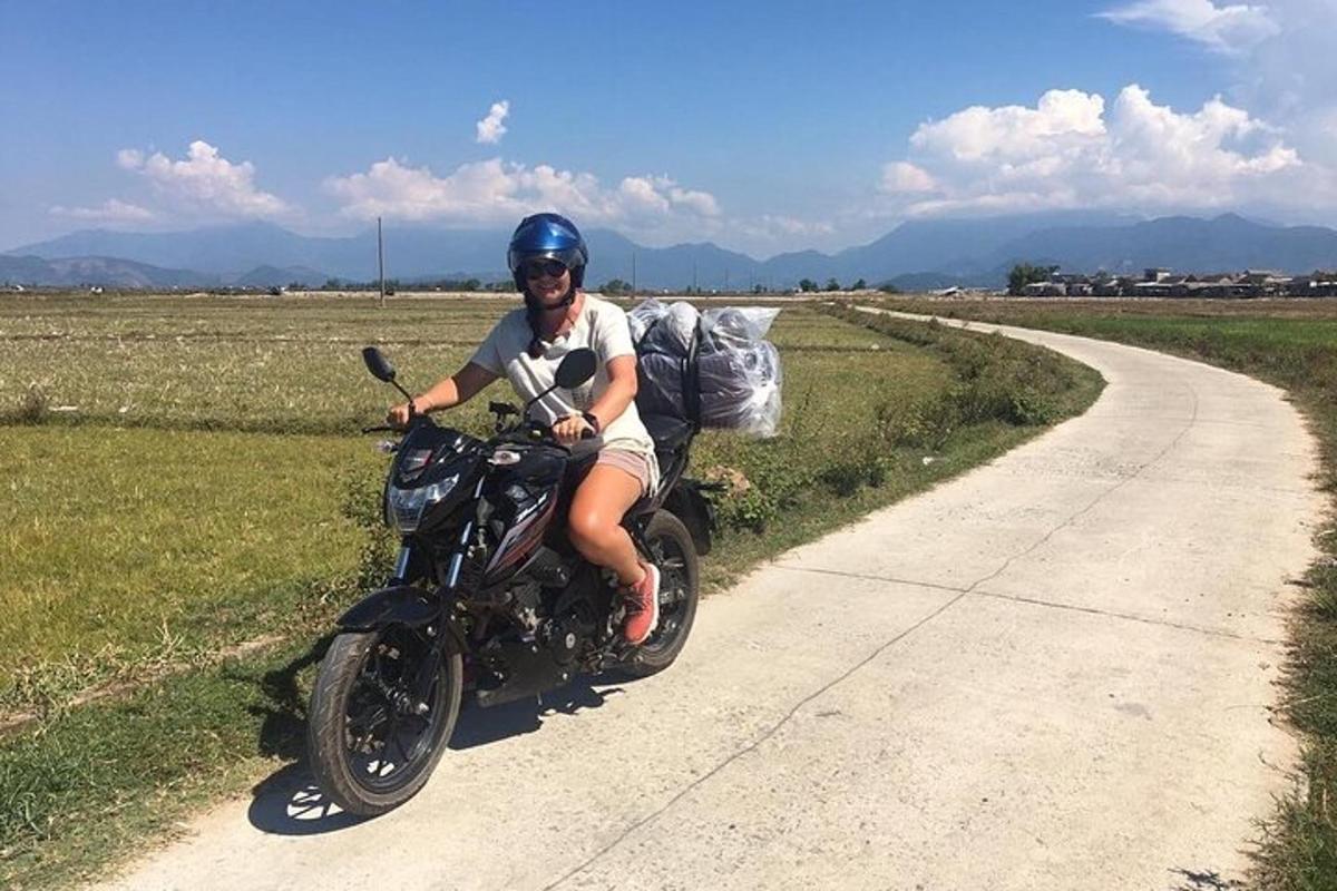 una persona que conduce una motocicleta por un camino de tierra