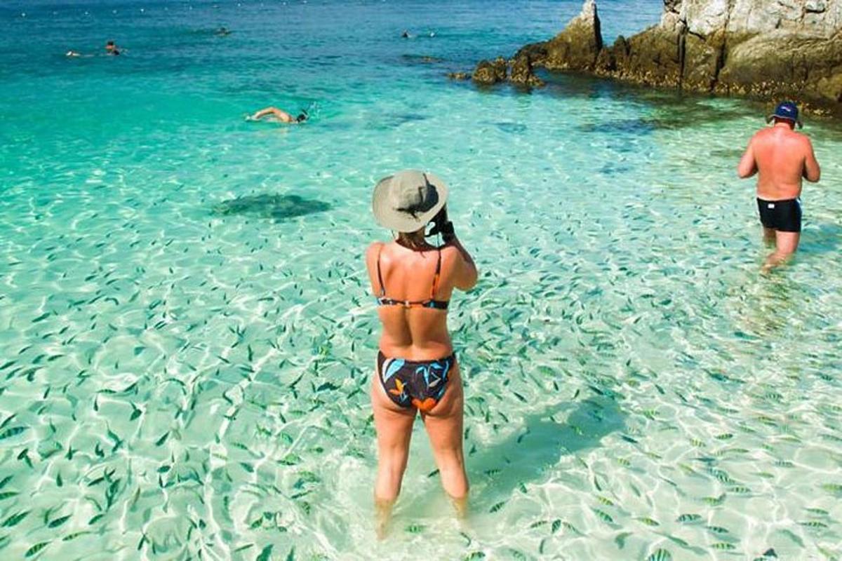 une femme debout dans l'eau sur une plage