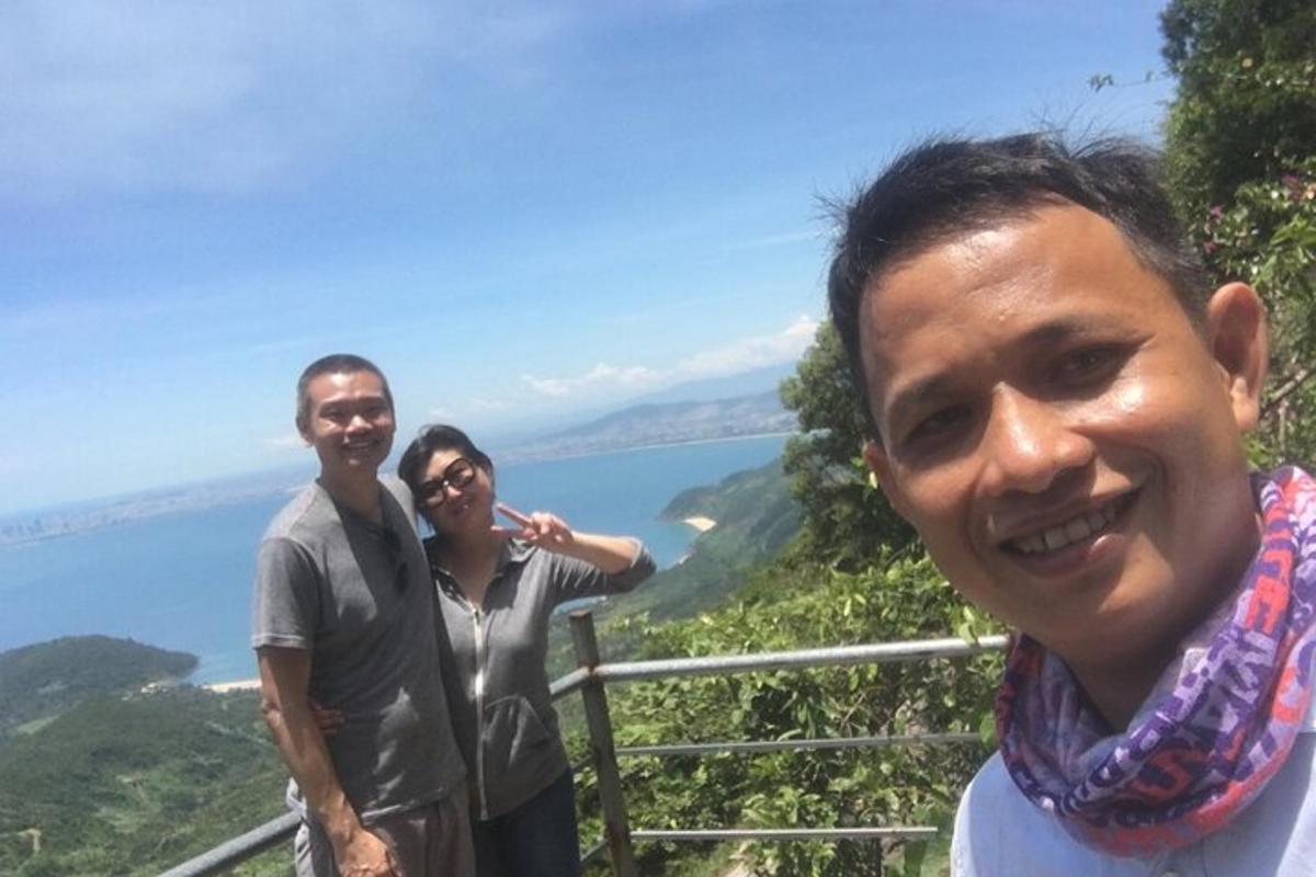 Un grupo de tres hombres de pie frente a un lago.