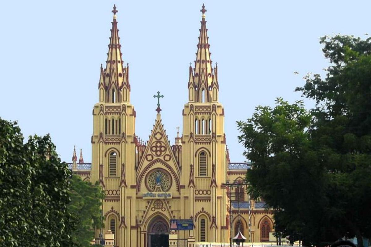 velká budova se dvěma věžemi na vrcholu