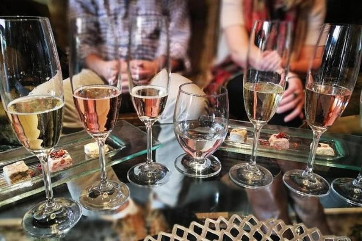 un gruppo di bicchieri da vino appoggiati su un tavolo