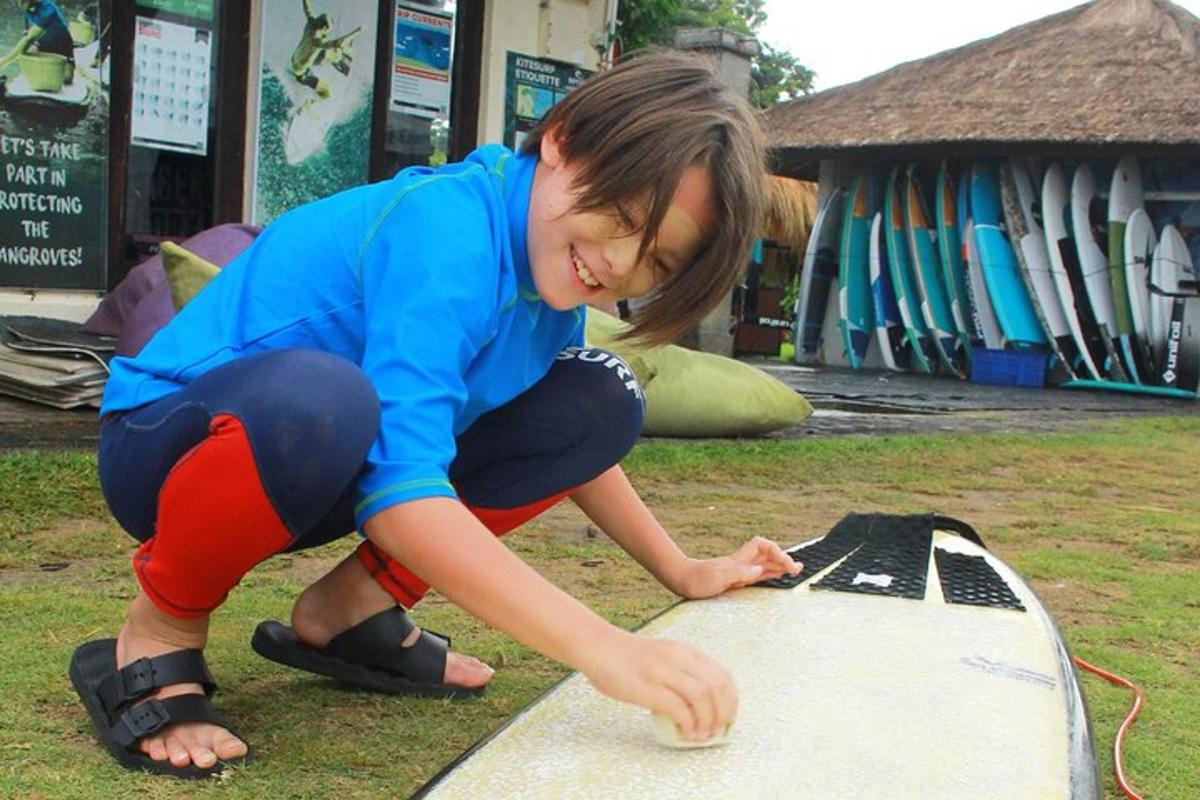una giovane donna sta lavorando su una tavola da surf