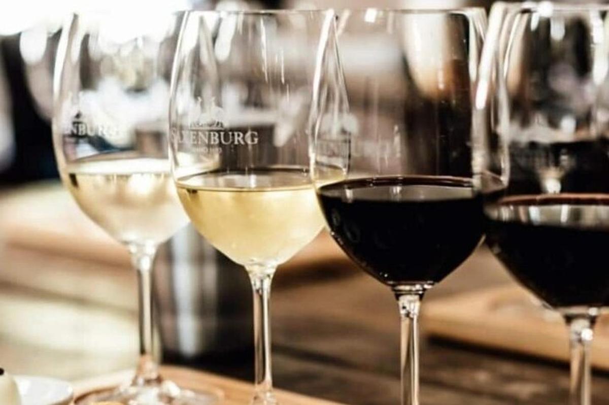 quattro bicchieri di vino bianco e nero su un tavolo