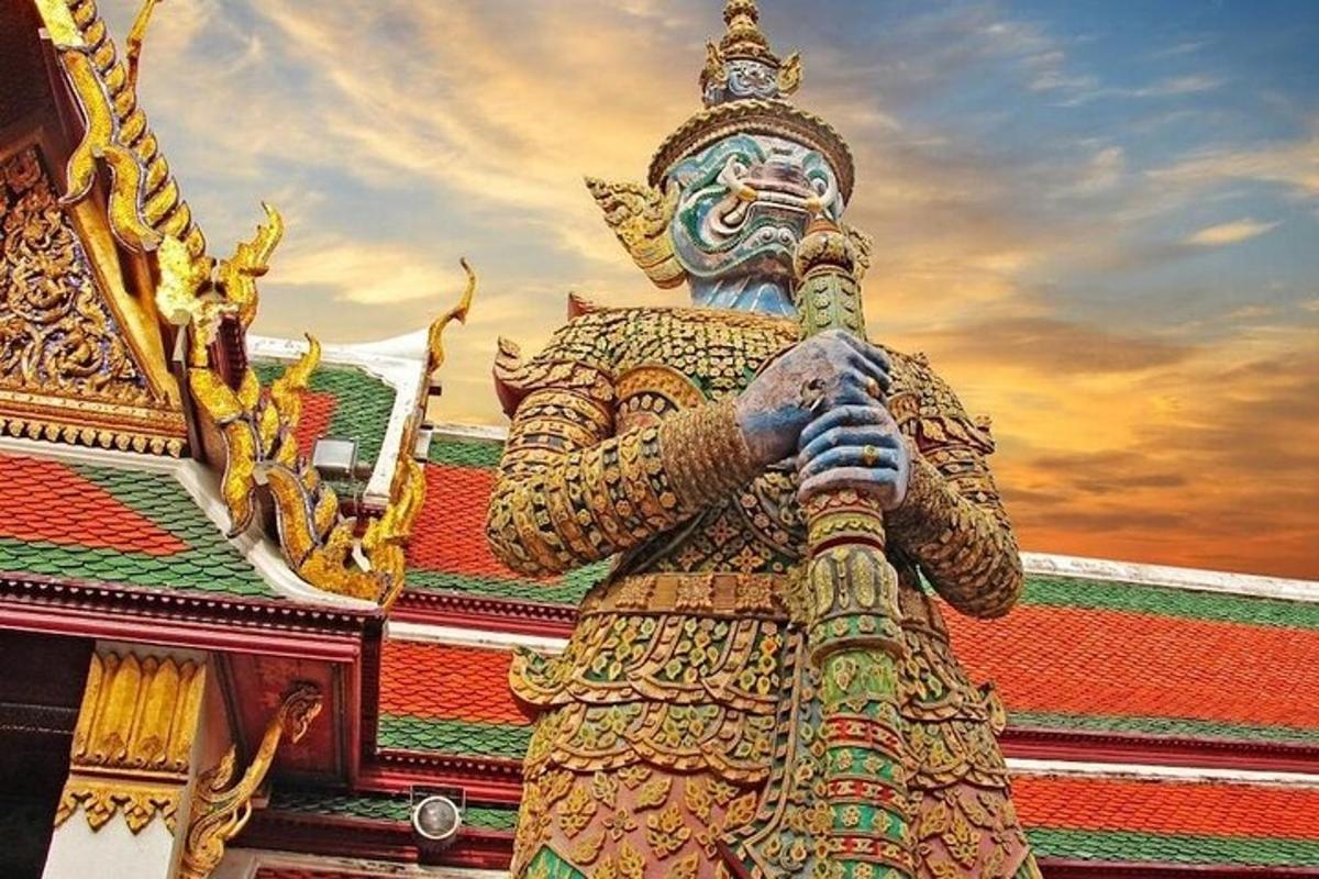 một bức tượng của một vị thần ở phía trước một tòa nhà
