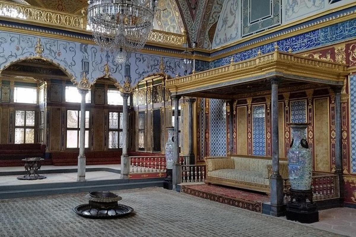 o cameră mare cu o canapea și un candelabru