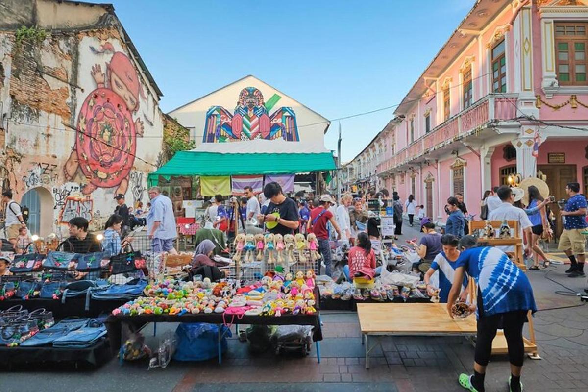 skupina lidí stojících kolem trhu se zbožím