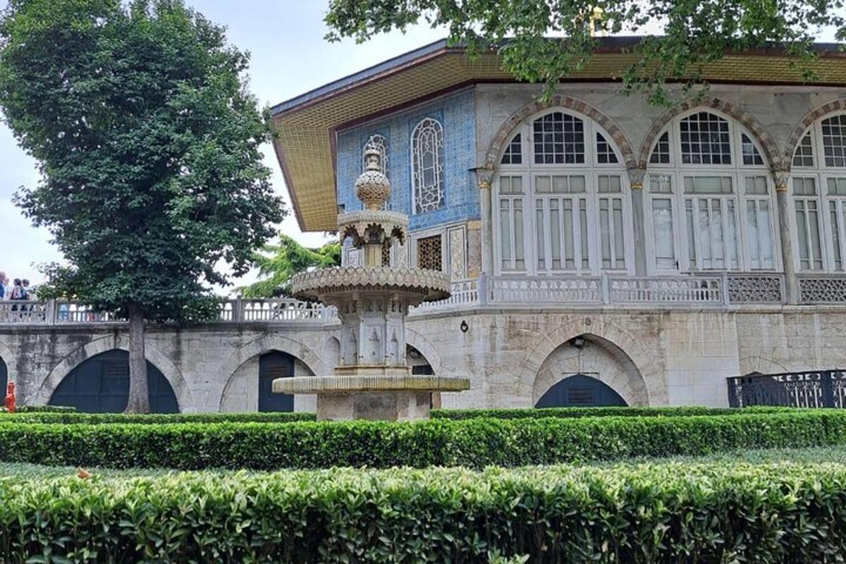 o fântână în fața unei clădiri mari