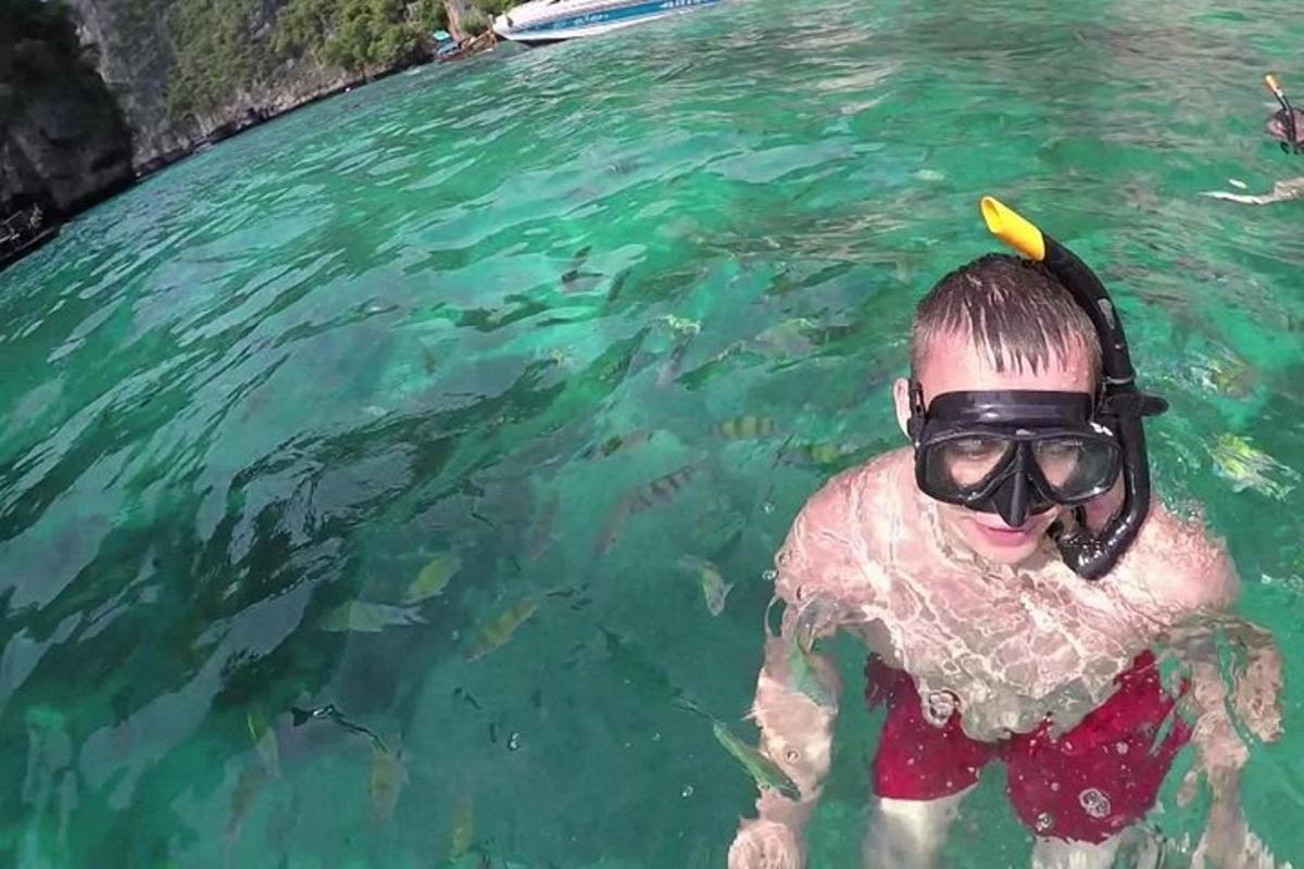 シュノーケルをつけて水中にいる人
