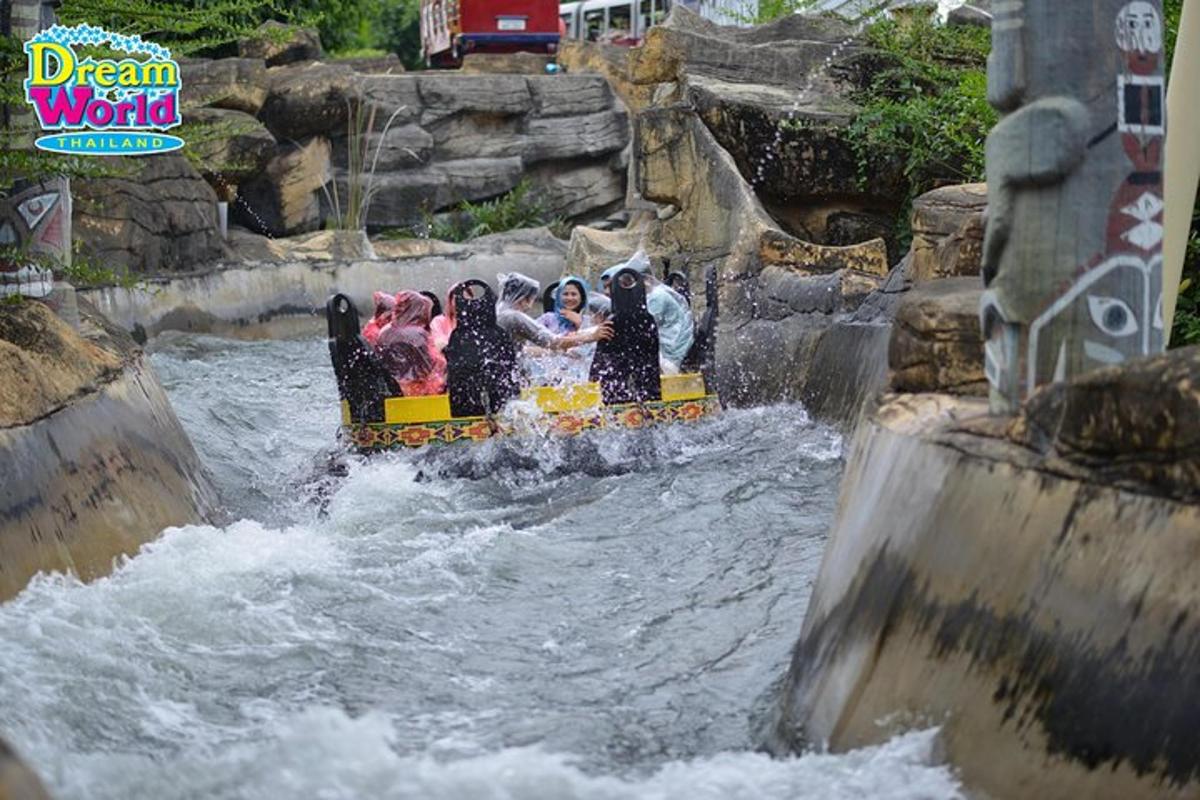skupina lidí jedoucích na raftu v rapové řece