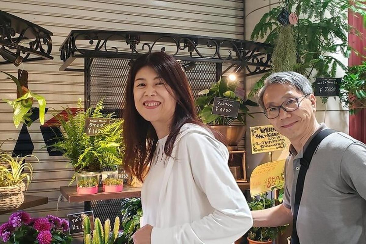 un home i una dona drets en una botiga de plantes