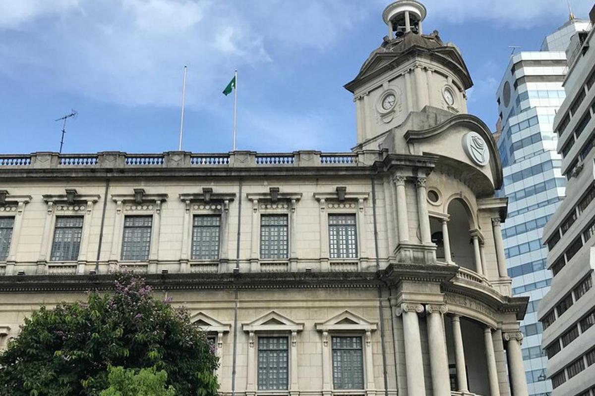 un edificio con una torre dell'orologio in cima
