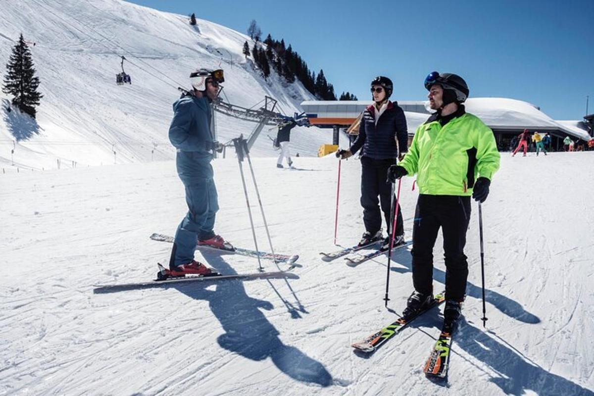 Un grupo de tres personas con esquís en la nieve.