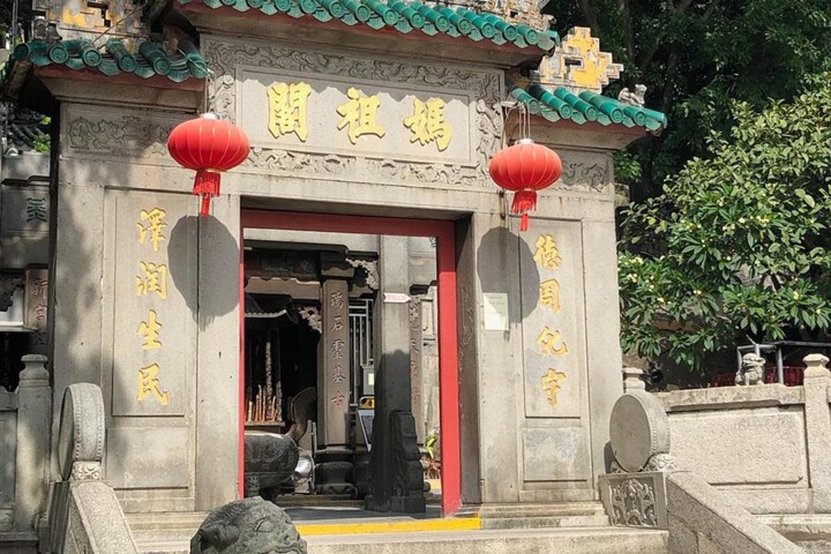 un tempio con lanterne rosse in un edificio