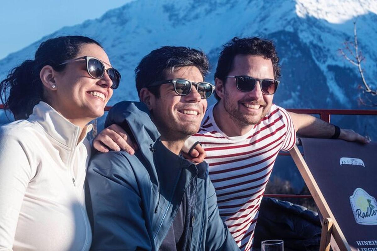Tres personas con gafas de sol posando para una foto en un barco
