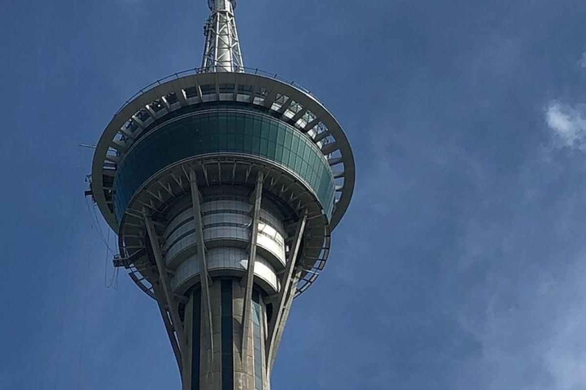 un primo piano di un'alta torre di osservazione