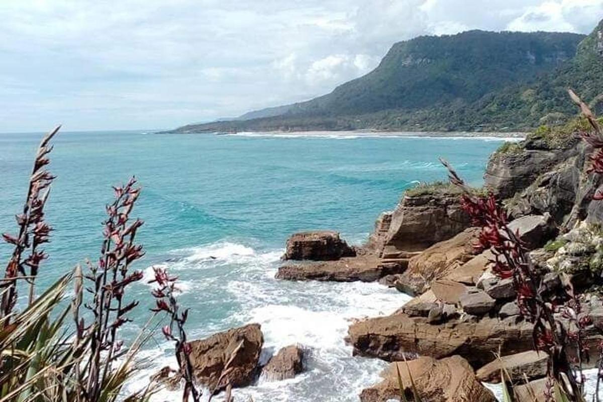 một góc nhìn ra đại dương từ một bãi biển đầy đá