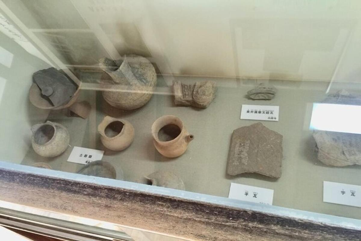 vitrína v muzeu s miskami a dalšími artefakty