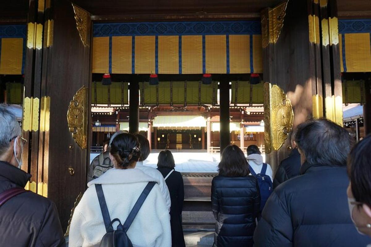 문을 통과하는 사람들의 무리