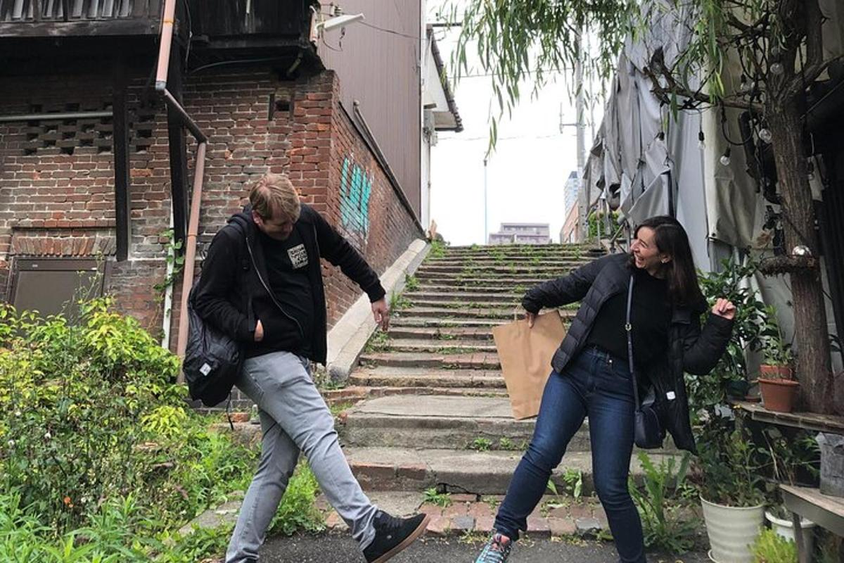 muž a žena jdoucí po schodech