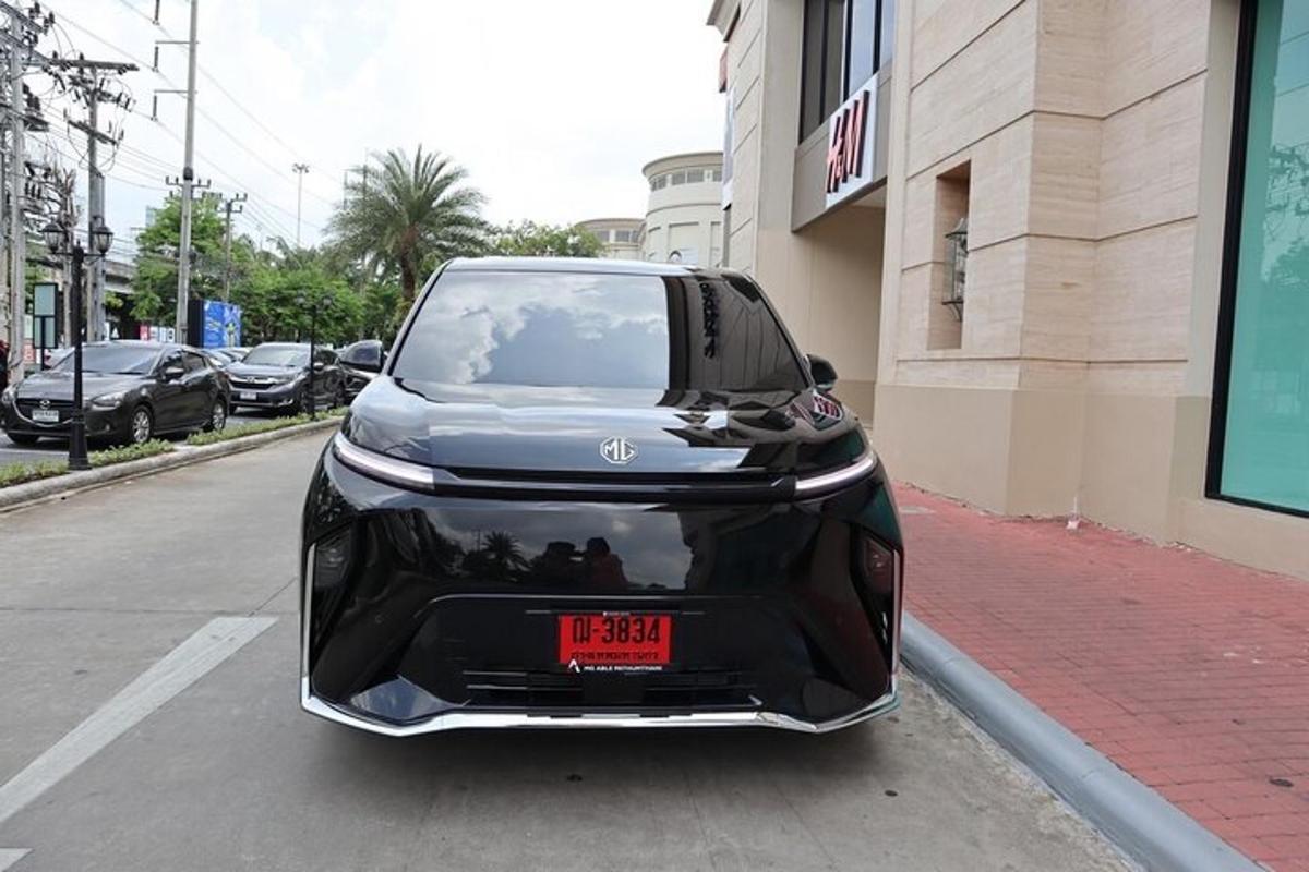 um carro preto estacionado na beira de uma rua