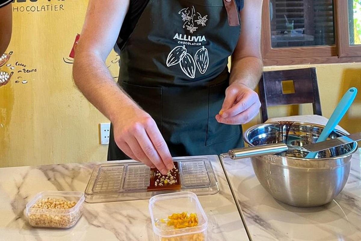 una persona en una cocina preparando comida en un mostrador