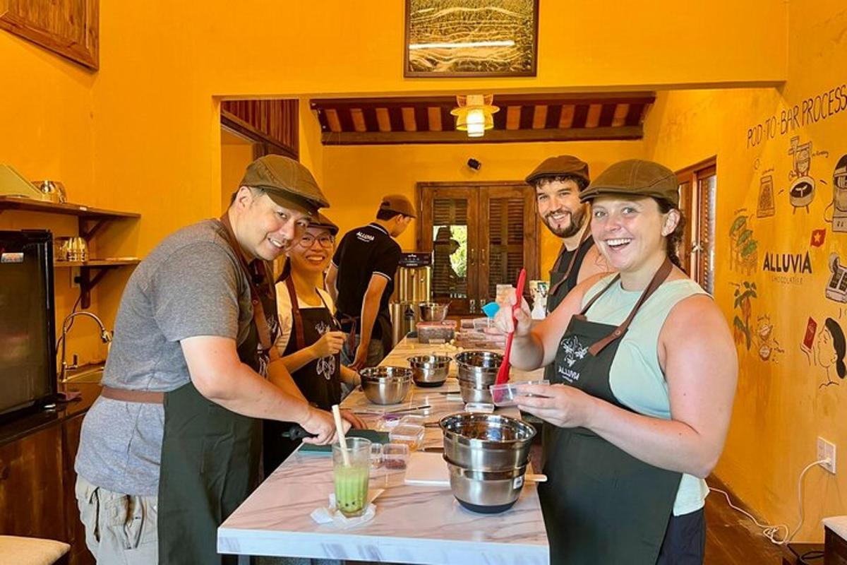Un grupo de personas de pie alrededor de una mesa preparando bebidas.