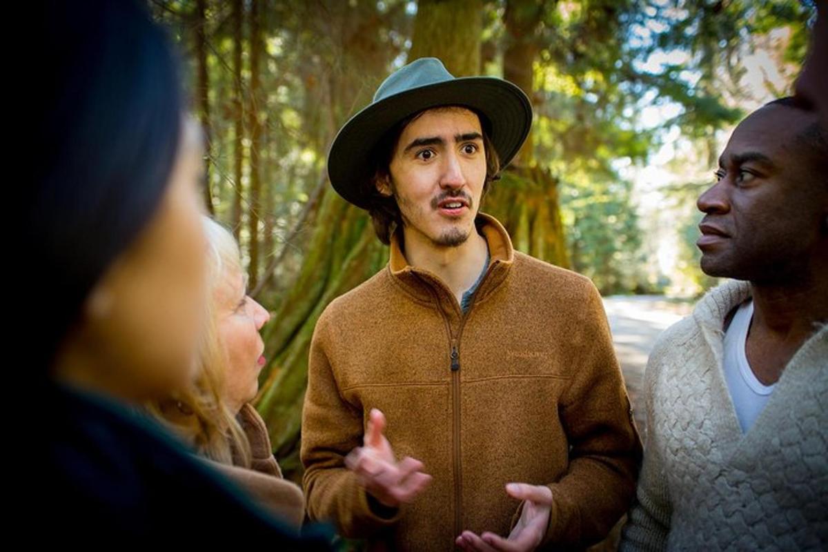 un uomo che indossa un cappello che parla a un gruppo di persone