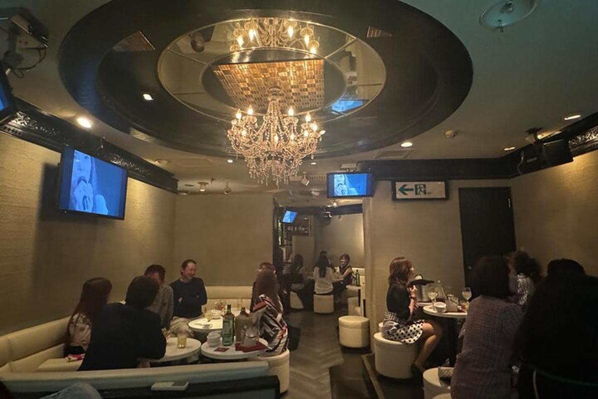 bir restoranda masalarda oturan bir grup insan
