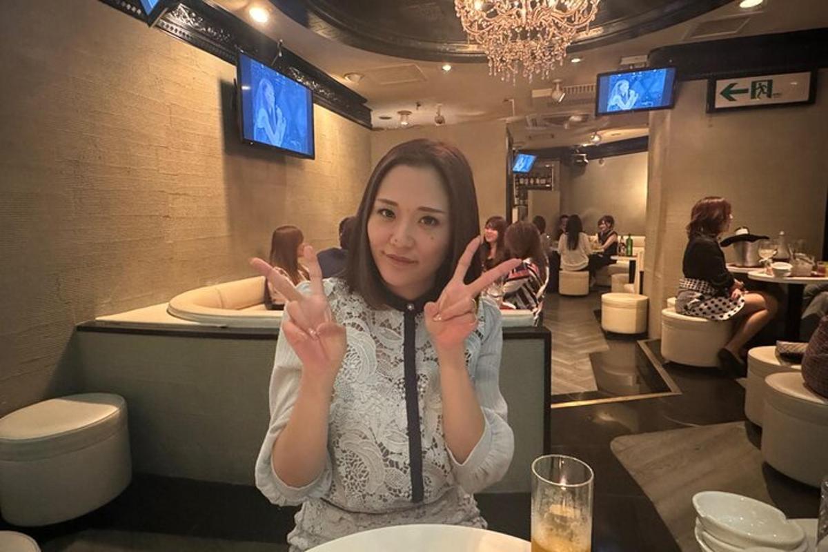 žena dává v restauraci znamení míru