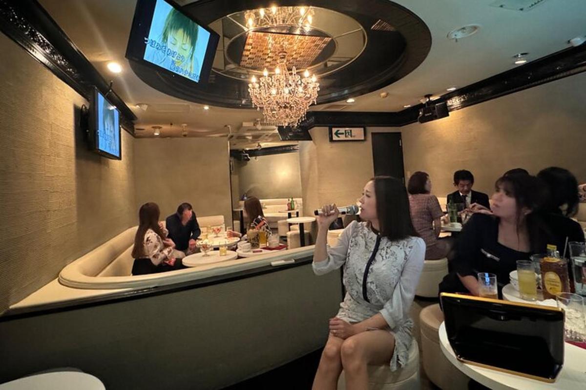 kobieta siedząca przy barze w restauracji