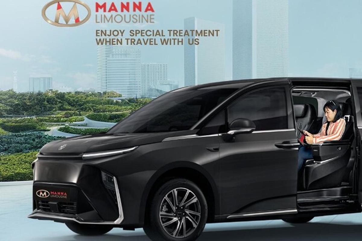một người phụ nữ ngồi ở phía sau xe ô tô