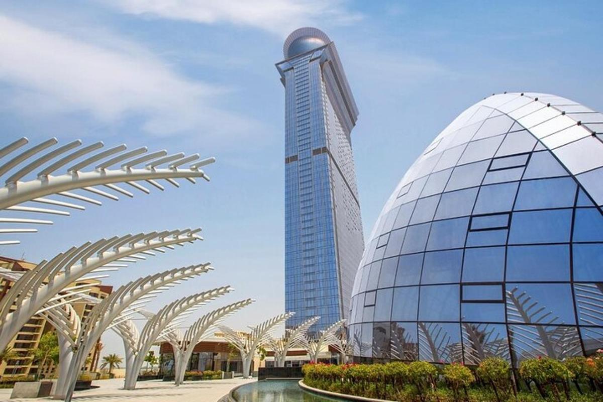 un edificio alto in una città con una fontana