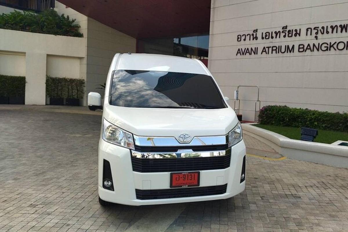 một chiếc xe tải màu trắng đỗ trước một tòa nhà