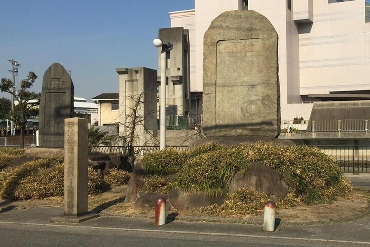 sebuah monumen di pinggir jalan