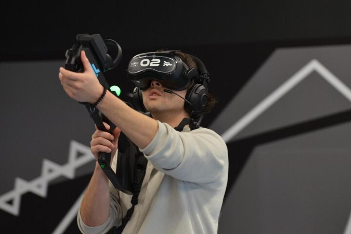 muž s headsetem pro virtuální realitu a pálkou v ruce