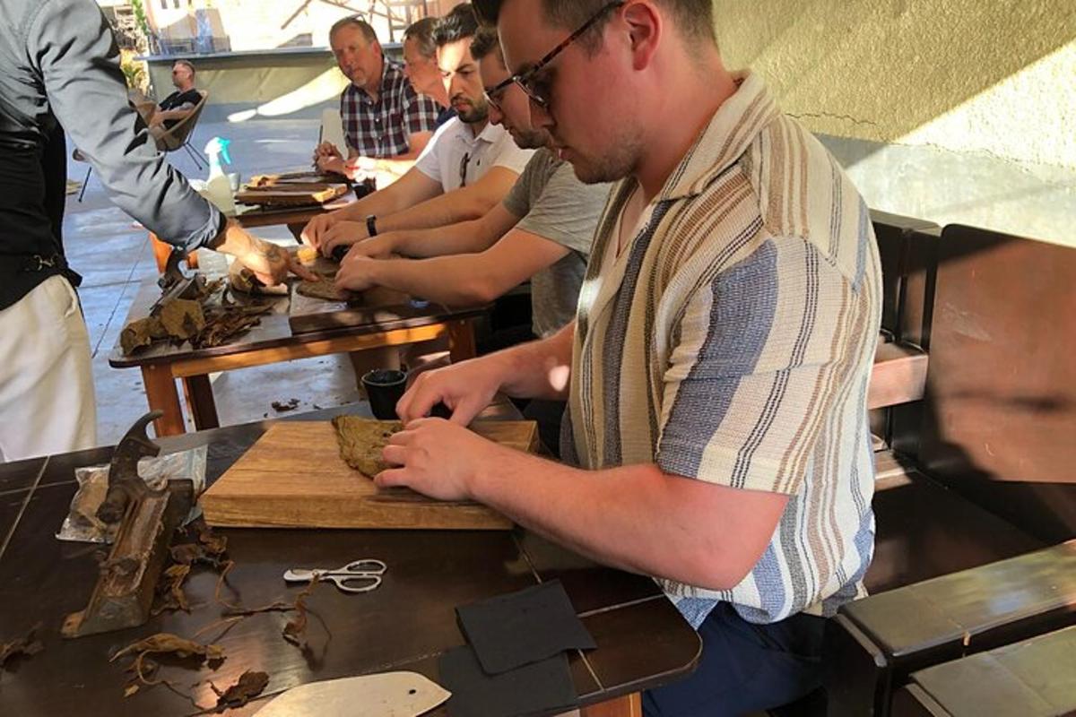 Un grupo de hombres trabajando en una pieza de metal.