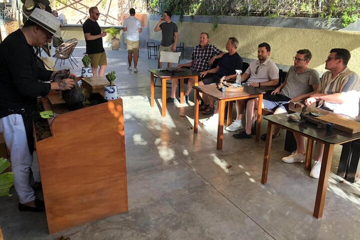Un grupo de hombres sentados en mesas en una habitación.
