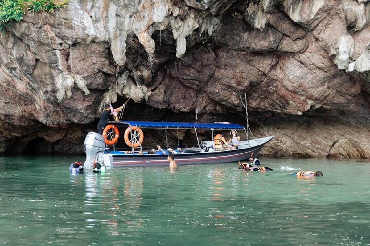 un groupe de personnes sur un bateau dans l'eau