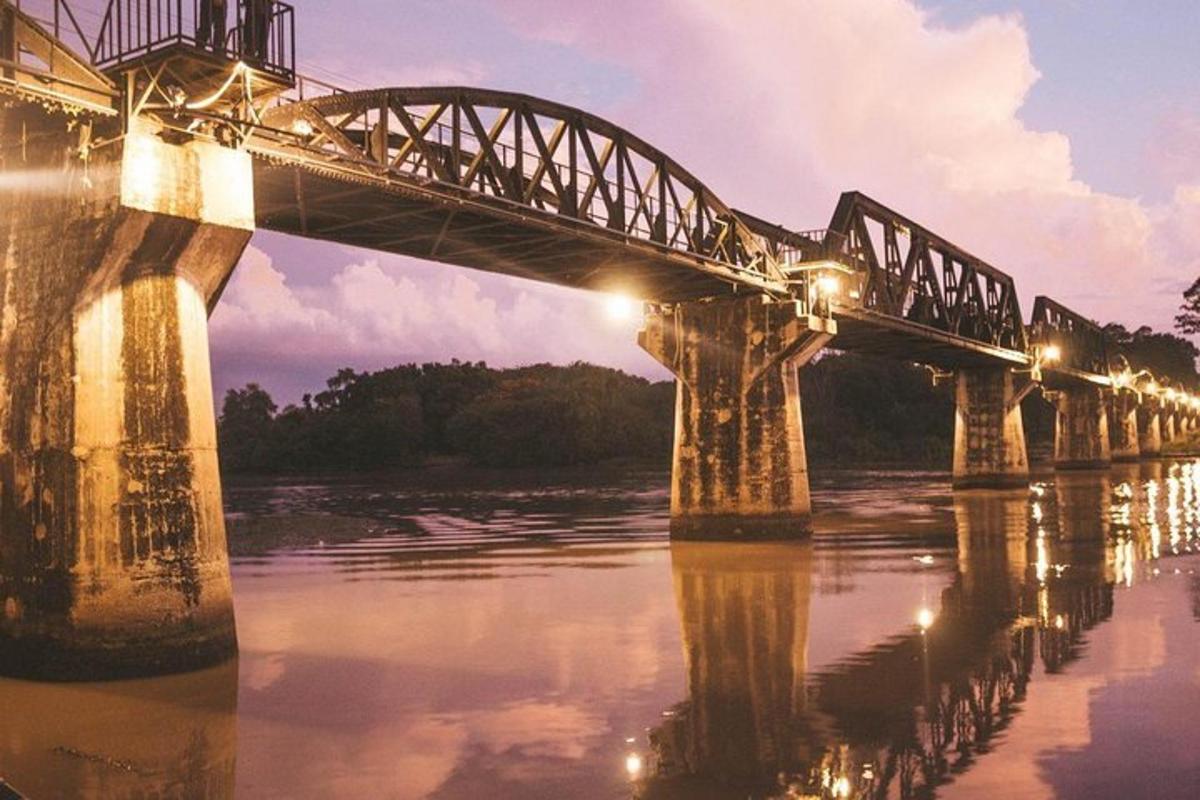 un ponte sopra un fiume con luci sopra