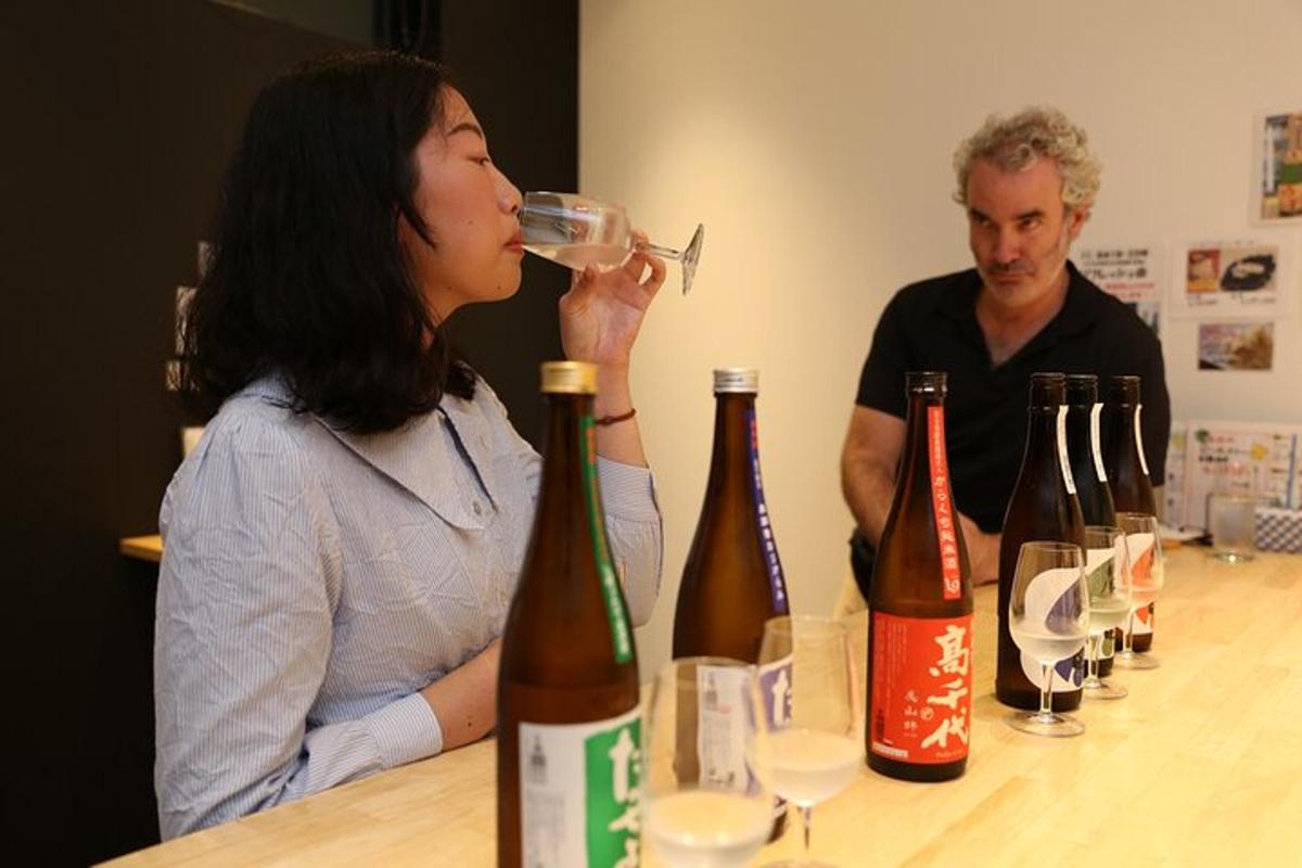 una donna che beve un bicchiere di vino a un tavolo