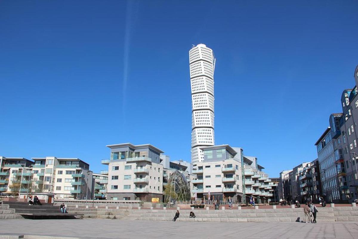 a tall building in the middle of a city