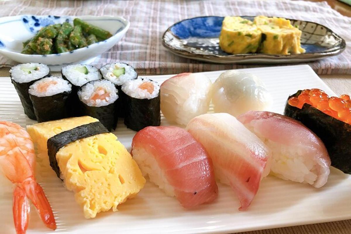 egy tányér sushi és más ételek az asztalon