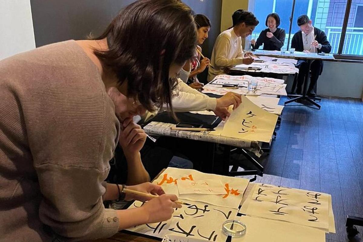 μια ομάδα ανθρώπων που κάθονται σε τραπέζια γράφοντας σε χαρτί