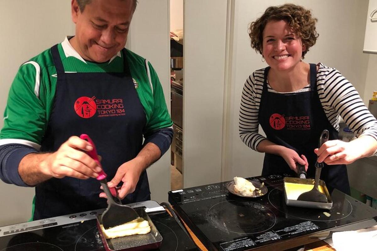 een man en een vrouw in een keuken die eten bereiden